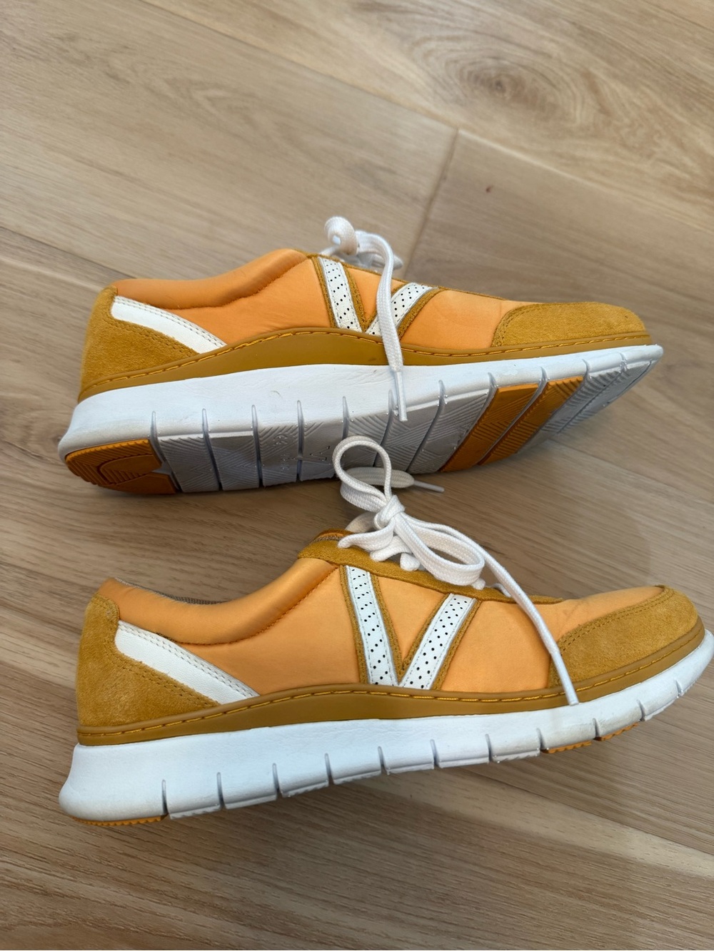 Vionic Nana Womens Sneakers Mustard Lace Up Shoe Size 8.5 - Picture 3 of 10